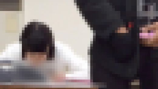【変態動画】激カワ女子を至近距離で楽しむなら匂いを嗅ぎながら生ち○ぽ丸出しでシコりながらがイイに決まってるw サンプル画像