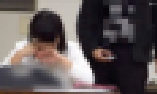 【変態動画】激カワ女子を至近距離で楽しむなら匂いを嗅ぎながら生ち○ぽ丸出しでシコりながらがイイに決まってるw　サンプル画像1