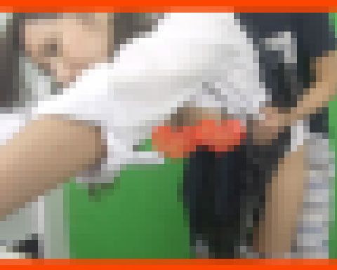 後輩女子○生のご奉仕フェラ【3】水着の跡が残る超巨乳のかわいいギャルちゃんにプリクラ機内でフェラしてもらってますｗ サンプル画像