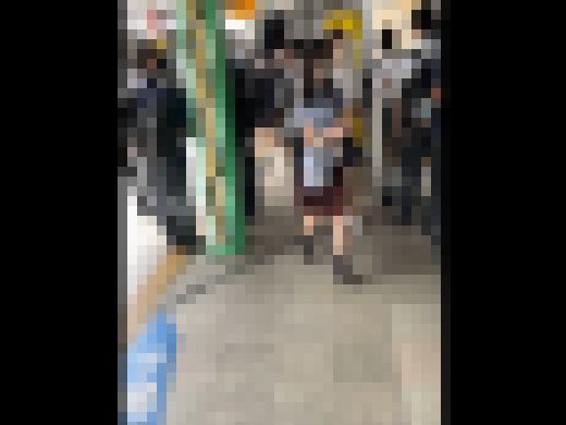 素人痴漢日記６７TRAIN目★楽器を背負った赤チェック女子の生態　サンプル画像1