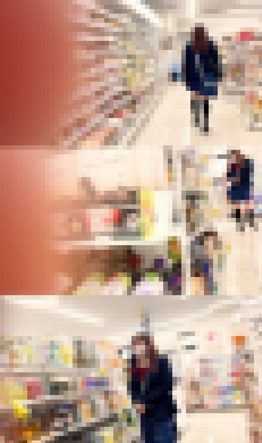 青チェ赤髪J●▷ノーパン剛毛。サブカル系女子の毛穴まで見える接写マ〇コをローアングル/スカートめくり【パンチラ盗●風 サンプル画像1
