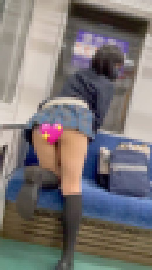 女子学生盗撮日記74 続・青チェックあ○ちゃん風童顔J系を電車内とトイレ内で盗撮【※24分超撮影・お金を貰って大胆におパンツ見せ　サンプル画像2