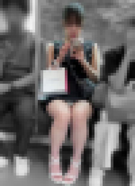 電車対面パンチラ001 サンプル画像1