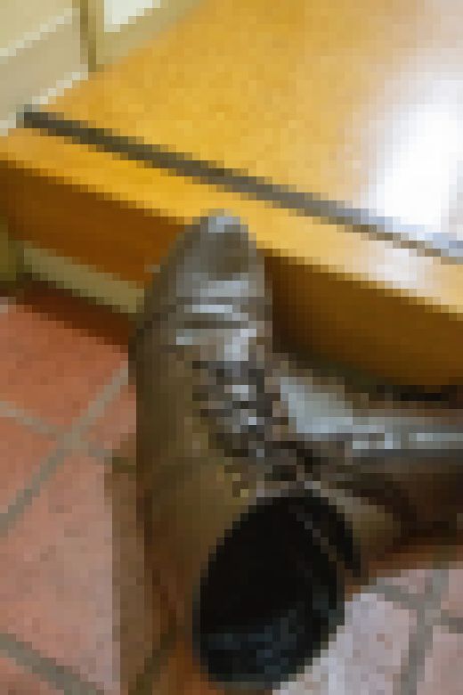 24歳、雨の日で濡れたブーツを脱いだ足の裏　サンプル画像1