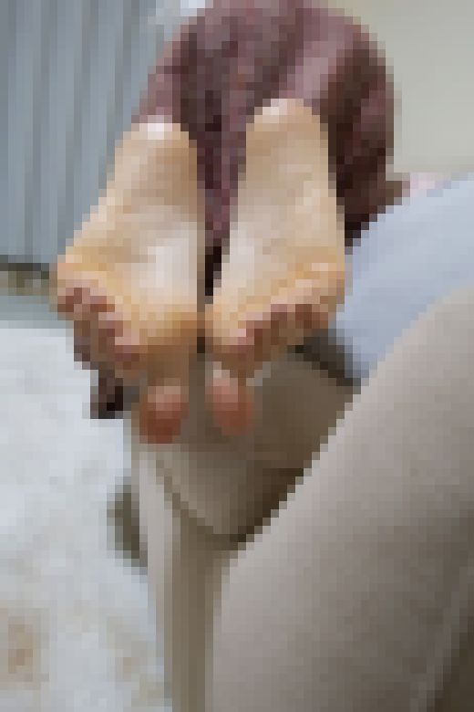 24歳、雨の日で濡れたブーツを脱いだ足の裏　サンプル画像3