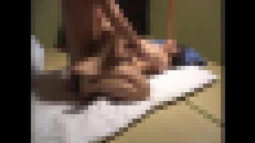 騙して集めた人妻にむりやりセンズリ鑑賞 勃起チ○ポがあまりにもデカすぎて思わず…　サンプル画像2