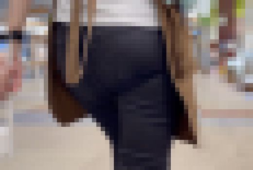 【30代の巨尻】美人パートさん、ほっそりしているのに黒スキニーを履いたらブリブリの巨尻がバレてしまうww【4K】　サンプル画像1