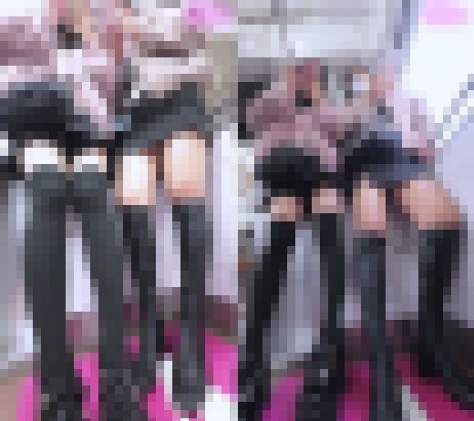 【縦型動画】電車でストレッチブーツとニーソックスのミニスカ美脚2人組女子をパンチラ盗.撮(1)直立ローアングル サンプル画像