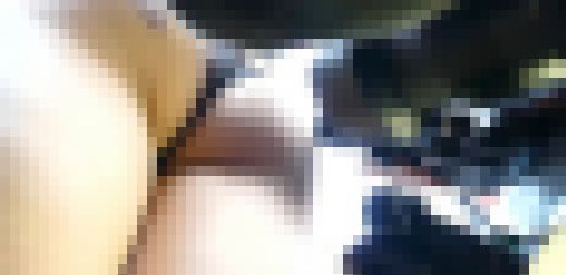 食い込みがエグいコスプレイヤーさんをローアングルから接写　サンプル画像3