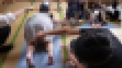 四つん這い状態から笑い狂う度にデカ乳をブランブランさせて引き攣る女子さん（完全オリジナル）　サンプル画像1