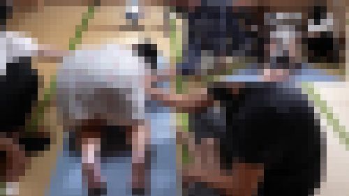 四つん這い状態から笑い狂う度にデカ乳をブランブランさせて引き攣る女子さん（完全オリジナル）　サンプル画像2