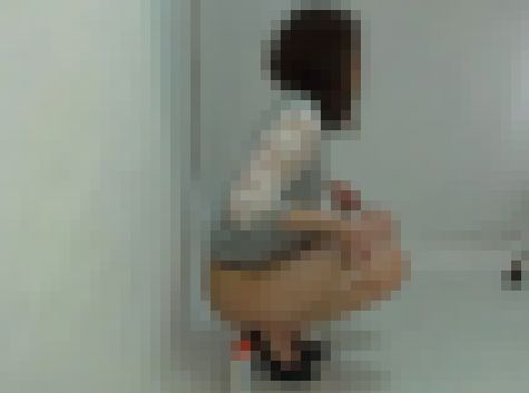 ヌード撮影会の現場　パンツを脱いで下半身裸から全裸になるシーン撮って サンプル画像