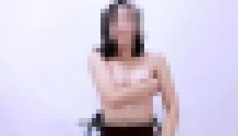 素人の産まれて初めての手ブラ　脱ぎたくないのに脱がされる女の子 サンプル画像