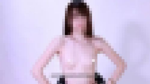 色白で乳首ピンク色のOLさんが上半身だけ裸になる サンプル画像