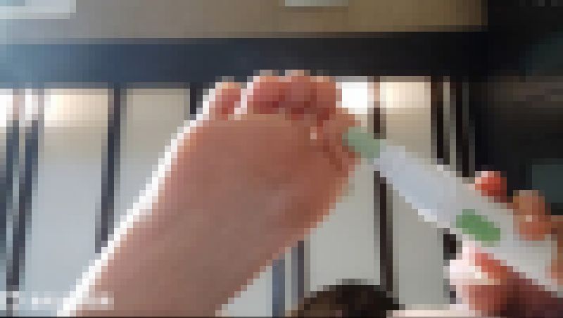 【顔出しあり】高橋凛ちゃんの角質削り1(素足下映像) サンプル画像