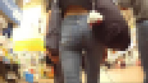 背中チラリズムで薄手デニム尻　1分48秒　サンプル画像3
