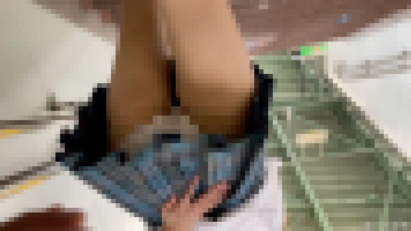 【究極の接写】警戒&粘着の果てにはスカートの痕まで見えるスーパーパラダイス！青チェのオキニありがとう♪ サンプル画像