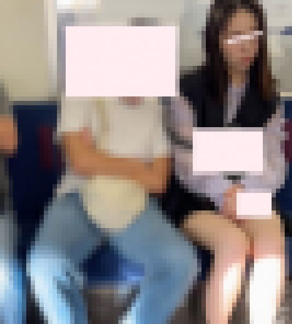 【痴漢】寝てるフリで肘で美尻を触られる美女 サンプル画像