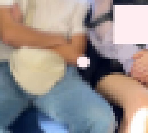 【痴漢】寝てるフリで肘で美尻を触られる美女　サンプル画像2