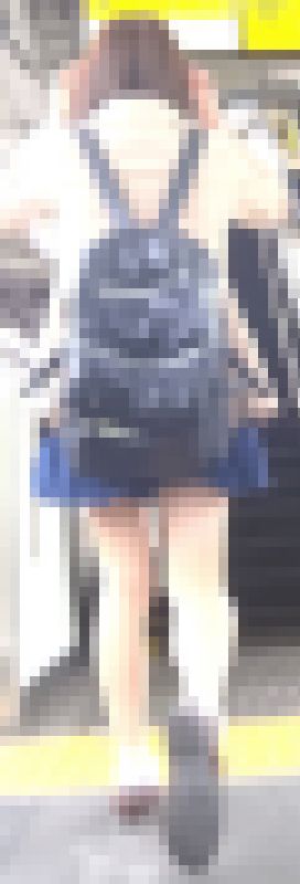 [★新作]パンチラ盗撮 女子大生 パンチラガードされたけど黒パンツ無理やり撮影　サンプル画像1