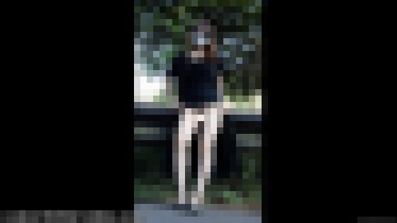 黒いブラウスを上着で着て下半身だけ裸になって野外露出261r5 サンプル画像