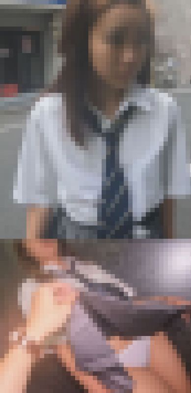 染み発見！パンツ手売りするだけで事前に濡れてる制服娘［ちょいヤンキー系］　サンプル画像1