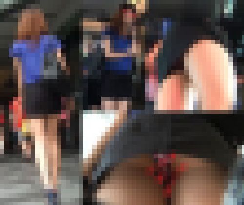 【パンチラ！】スタイル抜群のお姉さんのカラフルパンツを拝みまくりwww サンプル画像