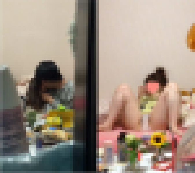リアル女子の私生活。彼氏とキスしたり、大股開いたり、ドアを閉めずに用を足したり。。。 サンプル画像