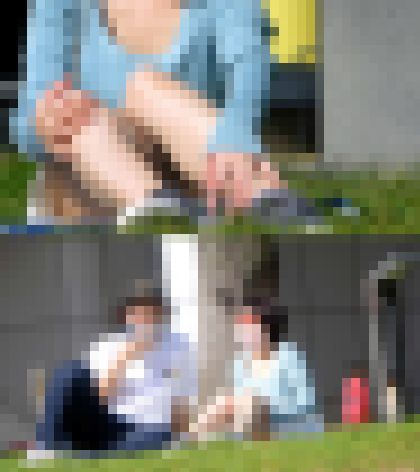 【野外パンチラ】花柄パンツが丸見え。M字開脚でマンコの形がクッキリ撮影。【高画質/望遠】　サンプル画像1