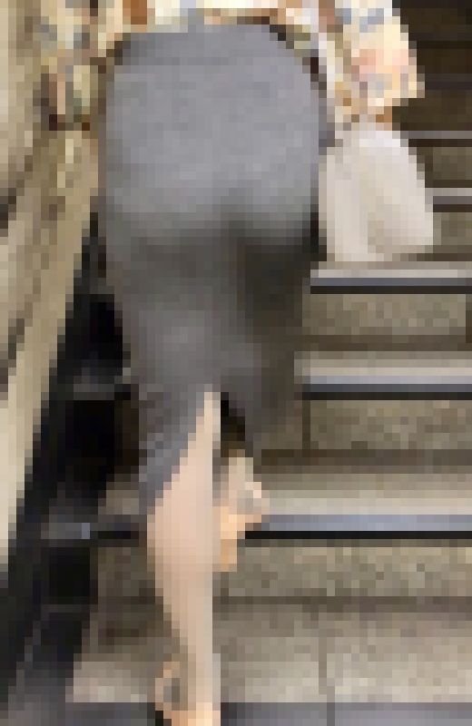 【OLシリーズ】むっちりしたお尻にグレーのピッタリタイトスカートを履いたoL【19】　サンプル画像2