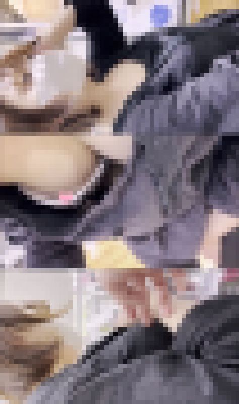 【おっぱい痴漢35】2点セット！乳首チラしてる可愛いコとパンツ撮られた美人さんのおっぱいモミモミ！！w　サンプル画像1