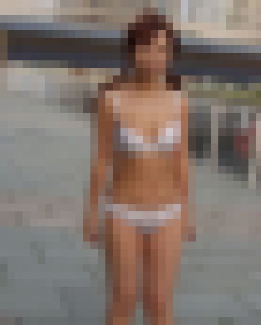 ◆素人投稿動画 「ここで脱ぐんですか？」と言いつつ下着にコートで来る露出好き女子大生 【Part.01：下着姿と全裸で露出しまく　サンプル画像1