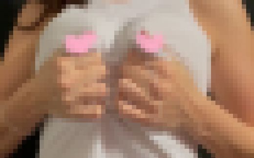 Jカップ爆乳ちゃんが着衣で母乳ブシャーッ♥服から飛び出すミルクがエチエチすぎて最高！！　サンプル画像1