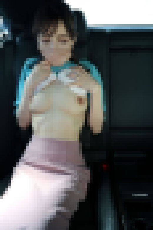 化粧品販売の色白な美人お姉さんに車中で溜まったザーメンを口内発射　サンプル画像2