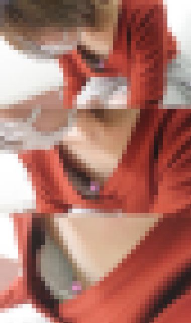 【宅配胸チラ】美人妻/緩んだ胸元から乳首まで【NTR/胸チラ/パンチラ】　サンプル画像2