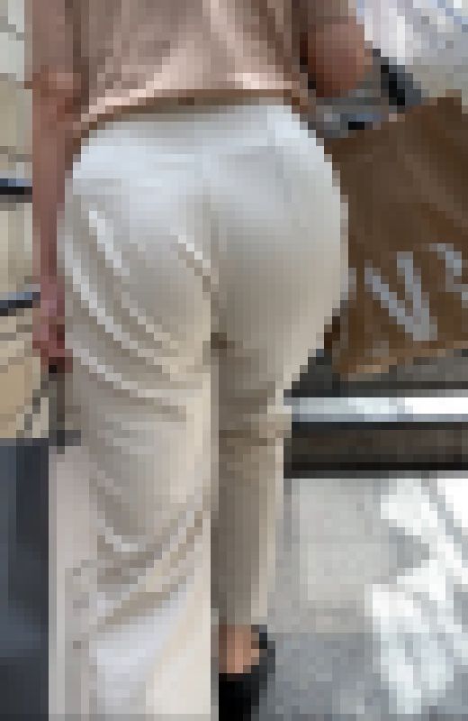 【OLシリーズ】テーパードパンツが似合うOL二人の強調されたお尻【35】　サンプル画像1