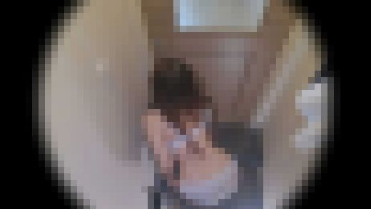 女子校近くのアパレル更衣室で学校帰りの制服から私服着替え　サンプル画像2