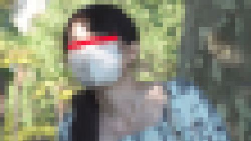 公園パンチラ９　美脚まぶしいミニスカで鼠径部までお披露目しちゃった女子　サンプル画像2