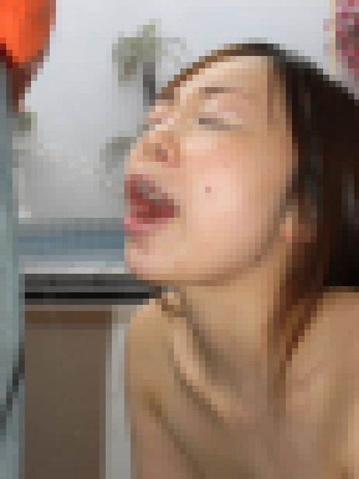 ◆素人投稿動画 「はい、お〇っこも精子も飲みますし知らない人とエッチしてもいいですよ」 【Part.04：お〇っこを二回、飲んじ　サンプル画像1