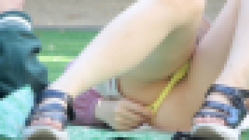 美人妻のパンチラ。黄色透けパンティからマン筋がパックリ。下半身観察【高画質/望遠】 サンプル画像