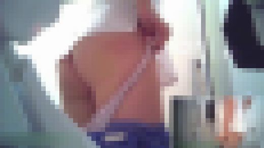 買い物中の美女を個室で　サンプル画像2