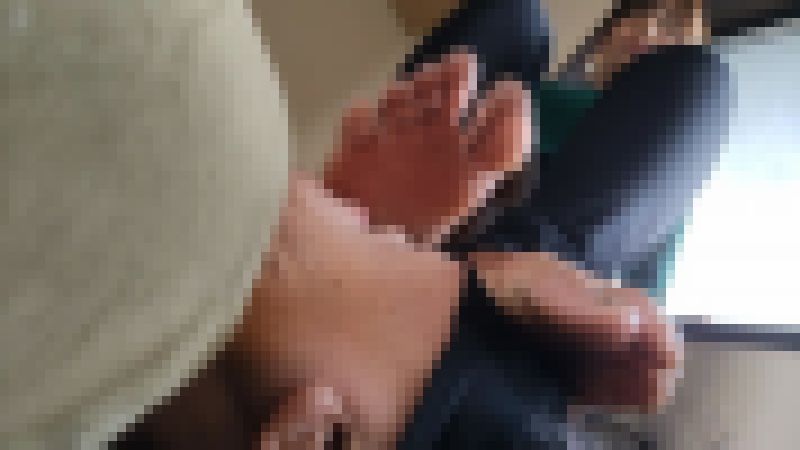 窓のそばで気付かれないように密かにみくちゃんに素足で顔面踏まれるM男VOL1 サンプル画像
