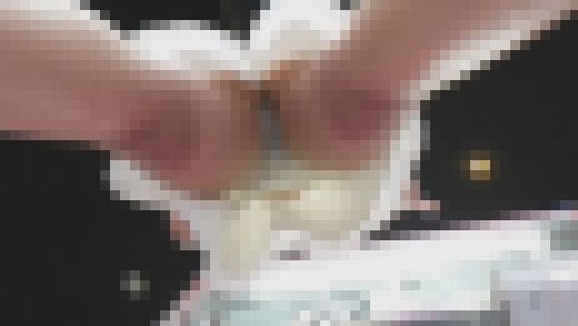 【隠し撮り】Tバックからはみでるまん肉、食い込みPでUFOキャッチャー夢中娘　サンプル画像2