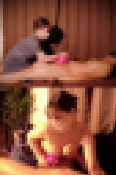 美人妻のエロすぎ手コキテク連発/再来店で手マン/乳首攻め/大量射精【メンズエステ手コキ交渉】　サンプル画像1