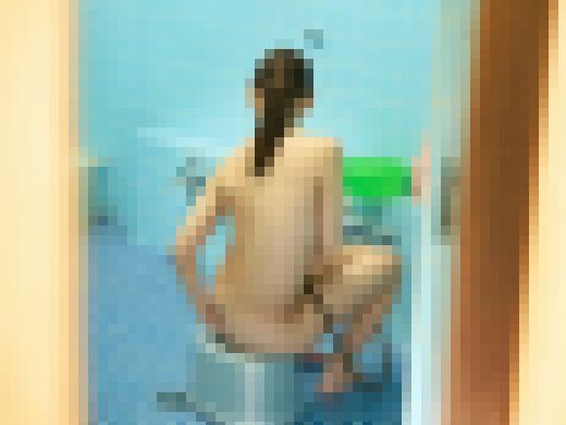 【み●カン】合宿中のスレンダー巨乳学生さんに粘着セクハラ…スヤった頃を狙って中出しすい●カン【個撮】　サンプル画像1