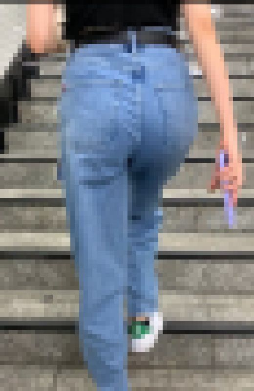 【OLシリーズ】良いお尻をしたデニムの女の大股歩きの階段闊歩シーン【80】　サンプル画像3