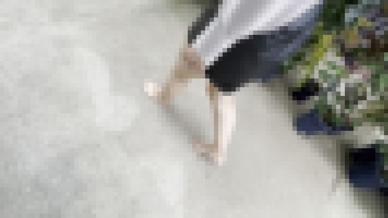 【完全裸足】第35弾！裸足で広い公園施設を歩く女性 part1 サンプル画像