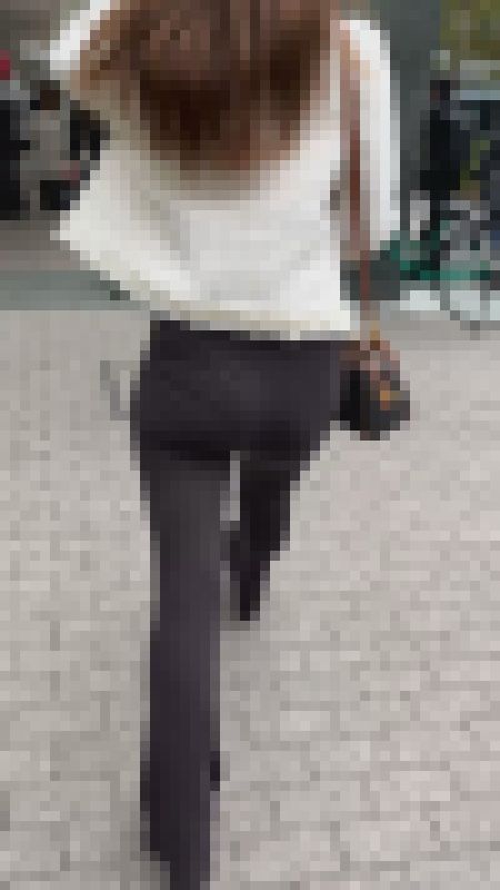 「激揺れ！完璧な尻肉の揺れを楽しめるリブニットパンツの美女(1名)」　サンプル画像1