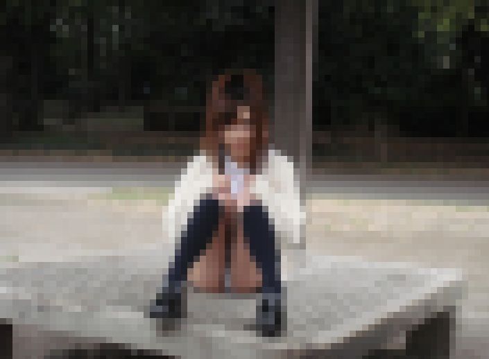 【見えてるのに気づいてない系女子】制服パンチラ サンプル画像