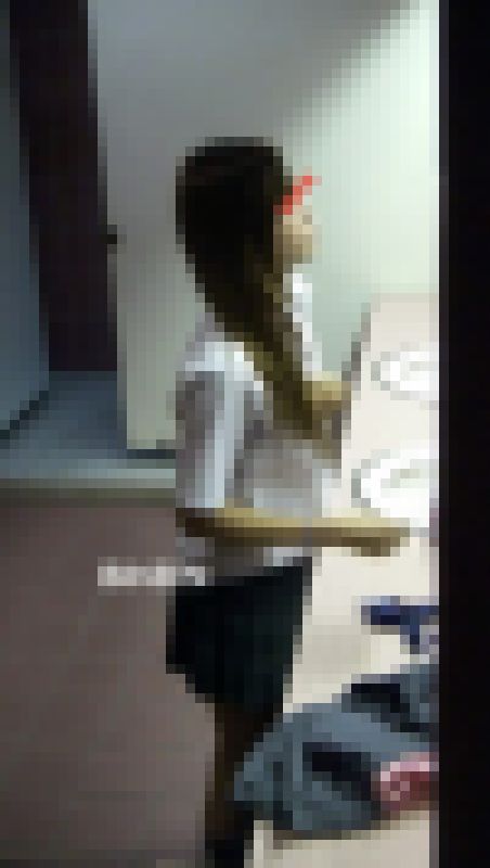 【激カワ】換気扇の死角から激カワ娘の着替えを覗き見 サンプル画像